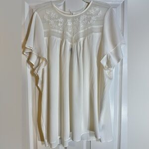 NWT Torrid Women’s‎ Plus Size Crinkle Gauze Flutter Sleeve
Lace Mix Top, 3X